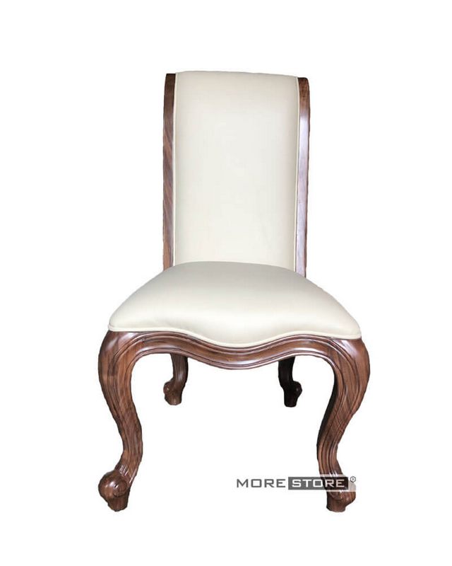 Ghế ăn gỗ tự nhiên cao cấp bọc da màu trắng sữa góp phần tạo nên vẻ đẹp sang trọng, đẳng cấp cho phòng ăn của gia chủ.